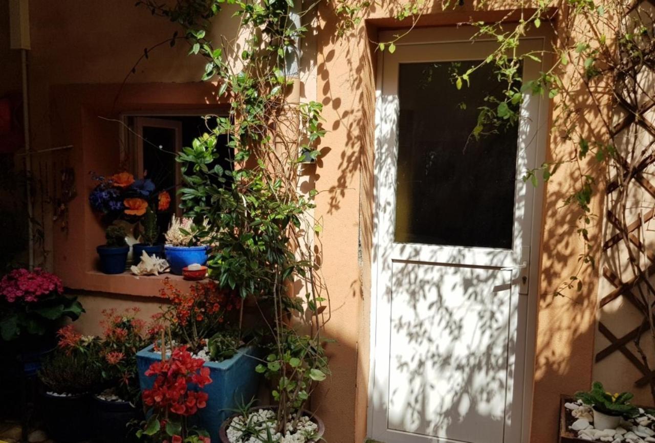 Petit Patio En Centre Ville Nimes Exterior foto